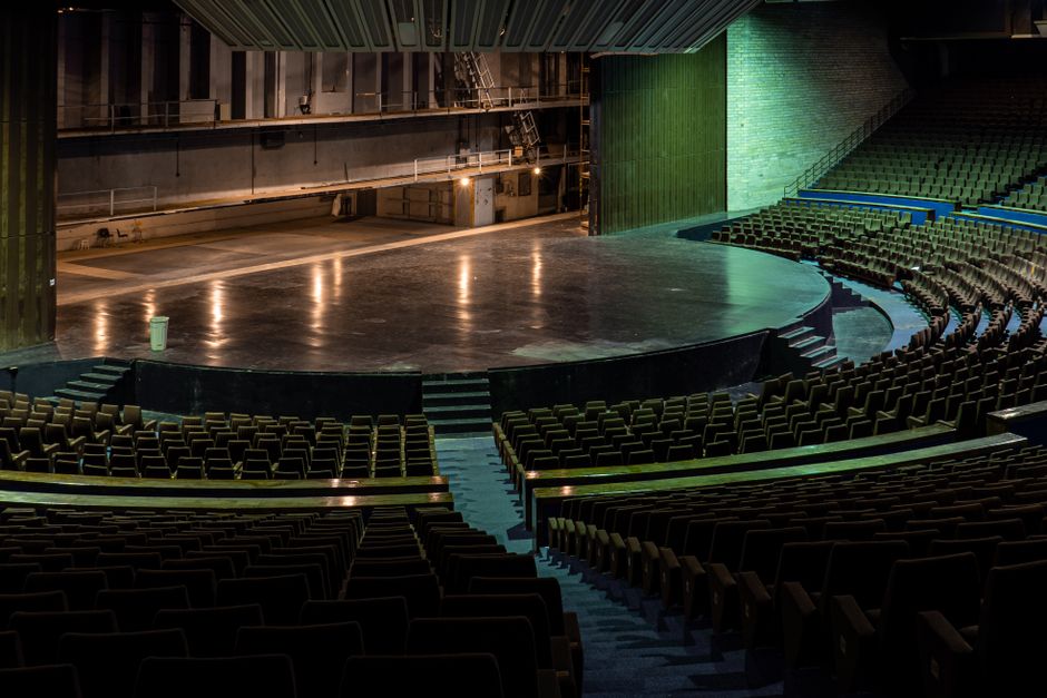 Imagen ilustrativa. Escenario de arena musical con iluminación profesional.