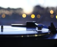 Disco de vinilo sobre tocadiscos evocando la época dorada del pop de los años 70