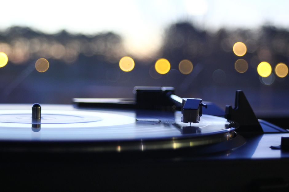 Disco de vinilo sobre tocadiscos evocando la época dorada del pop de los años 70
