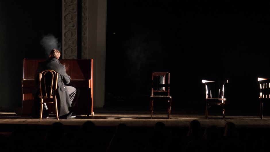 Interior de una sala de conciertos histórica con escenario y piano