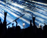 Atmósfera de concierto de metal con iluminación dramática y público entregado