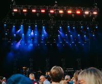 Escenario de concierto preparado para un evento benéfico