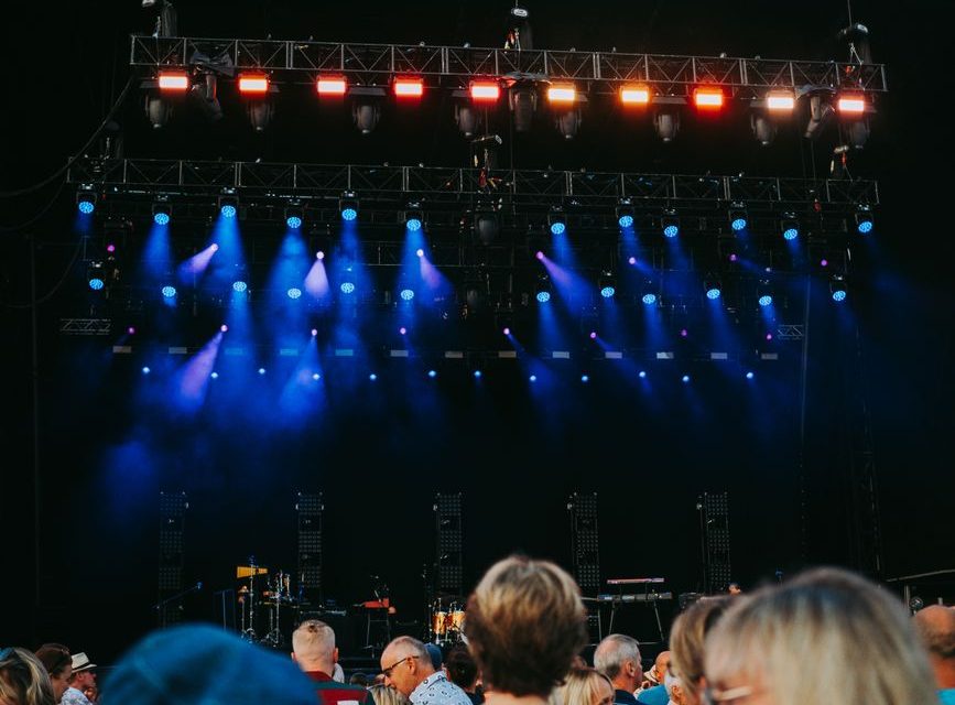 Escenario de concierto preparado para un evento benéfico