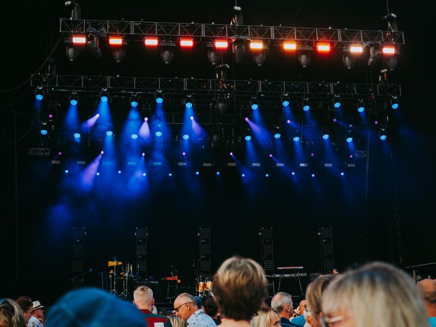 Escenario de concierto preparado para un evento benéfico