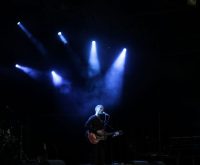 Escenario de música country con guitarra acústica