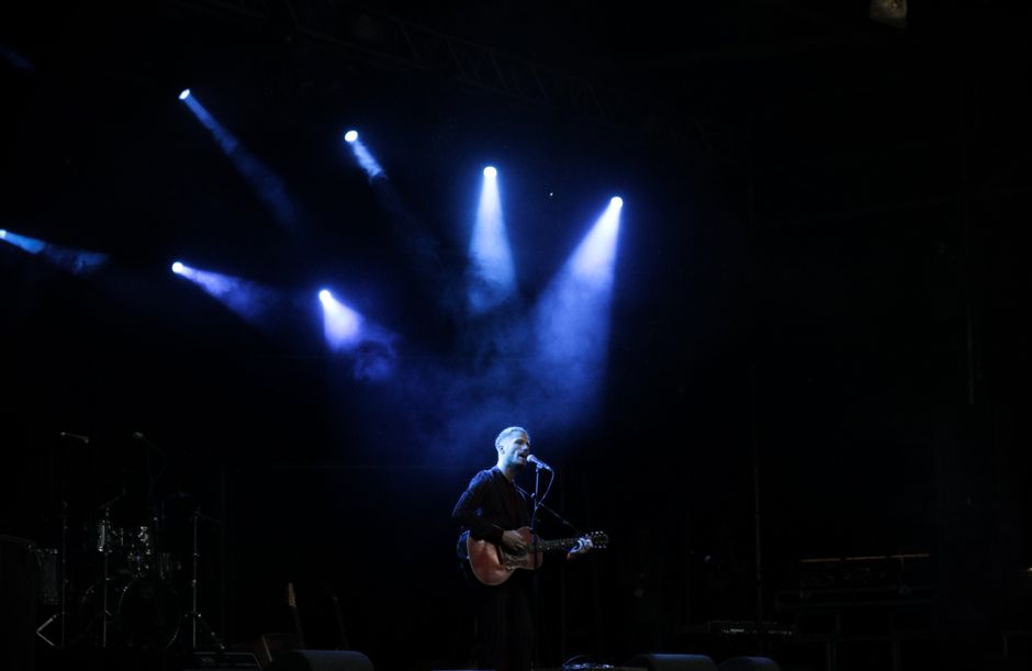 Escenario de música country con guitarra acústica