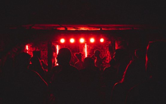 Fan de Calvin Harris se hace viral tras recibir un impacto de pizza mientras grababa el concierto