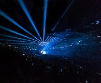 Escenario iluminado en una arena de conciertos lista para una presentación