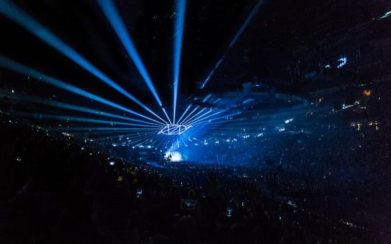 Escenario iluminado en una arena de conciertos lista para una presentación
