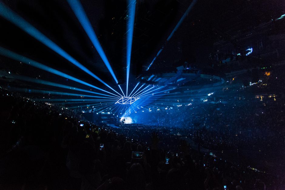 Escenario iluminado en una arena de conciertos lista para una presentación