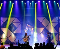 Concierto de rock en directo con potente iluminación escénica