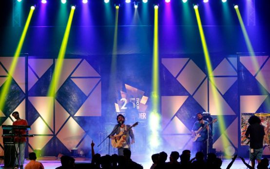 Concierto de rock en directo con potente iluminación escénica
