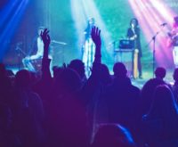Escenario de festival de música indie con iluminación nocturna