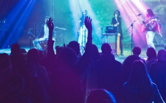 Escenario de festival de música indie con iluminación nocturna