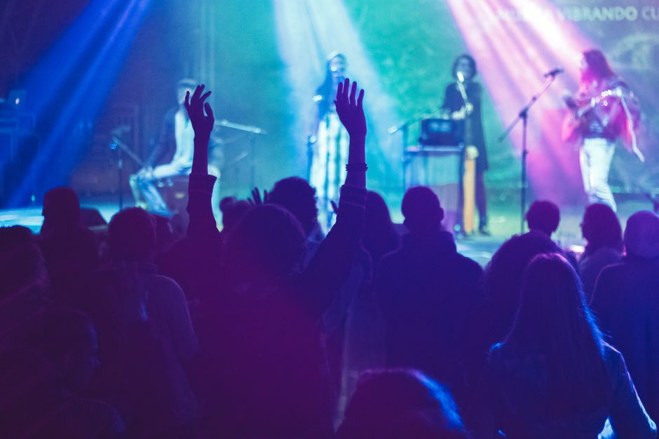 Escenario de festival de música indie con iluminación nocturna