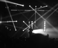 Ambiente de concierto de punk rock con iluminación escénica