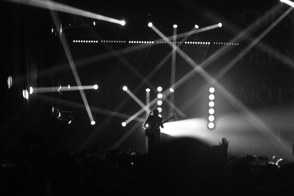 Ambiente de concierto de punk rock con iluminación escénica