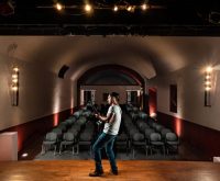 Escenario de concierto vacío con iluminación profesional, atmósfera de rock clásico