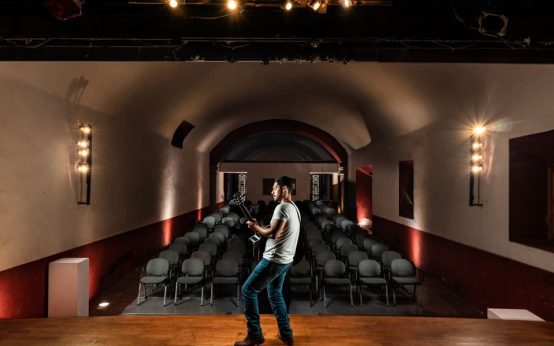 Escenario de concierto vacío con iluminación profesional, atmósfera de rock clásico