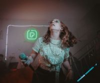 Escenario de concierto de rock alternativo con luces intensas