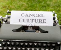 Controversia política y derechos de autor en redes sociales