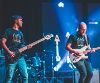Escenario de concierto indie con focos y ambiente intimista