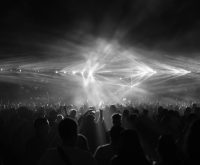 Ambiente de concierto de hardcore con iluminación intensa y público entregado