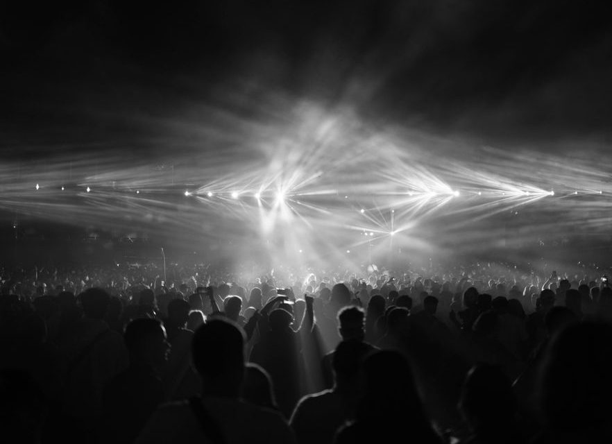Ambiente de concierto de hardcore con iluminación intensa y público entregado
