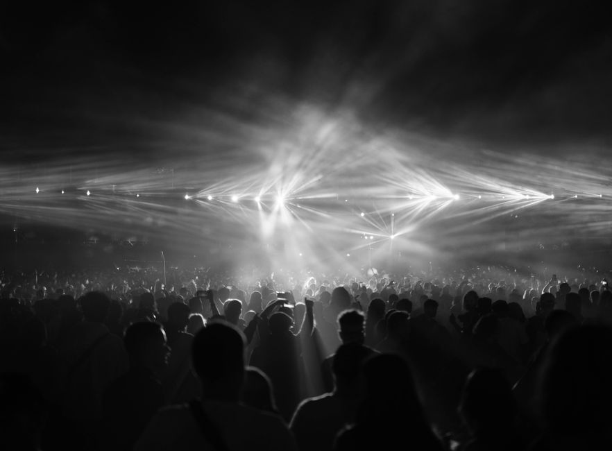 Ambiente de concierto de hardcore con iluminación intensa y público entregado