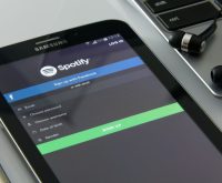 Plataforma de streaming de música en dispositivo móvil con auriculares