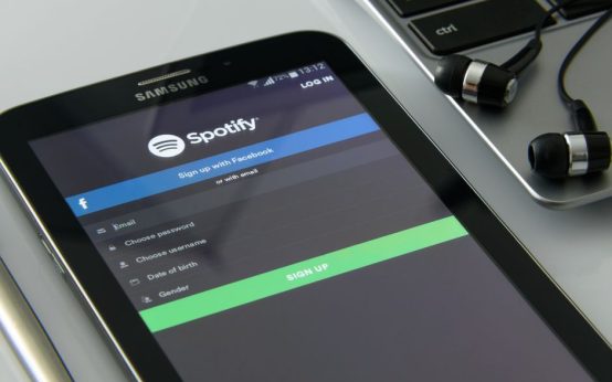 Spotify empezará a señalar los perfiles musicales creados con inteligencia artificial