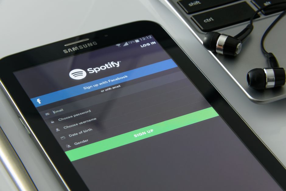 Plataforma de streaming de música en dispositivo móvil con auriculares
