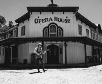 Atmósfera country con guitarra acústica y ambiente rural americano