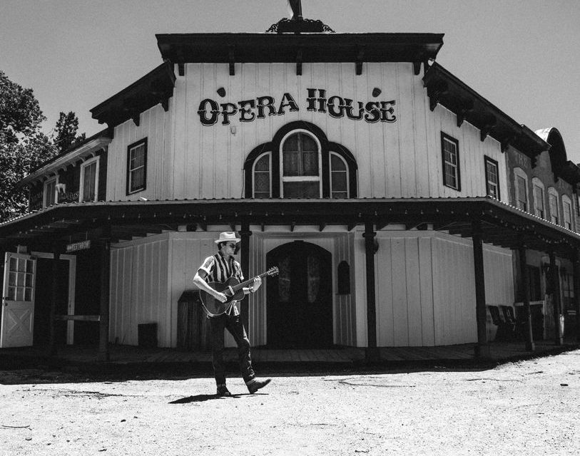 Atmósfera country con guitarra acústica y ambiente rural americano