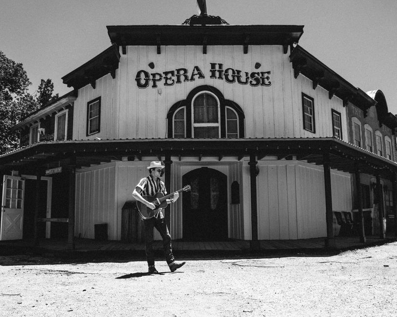 Atmósfera country con guitarra acústica y ambiente rural americano