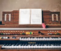 Piano de cola en un estudio de grabación profesional