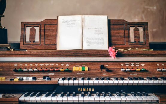 Piano de cola en un estudio de grabación profesional