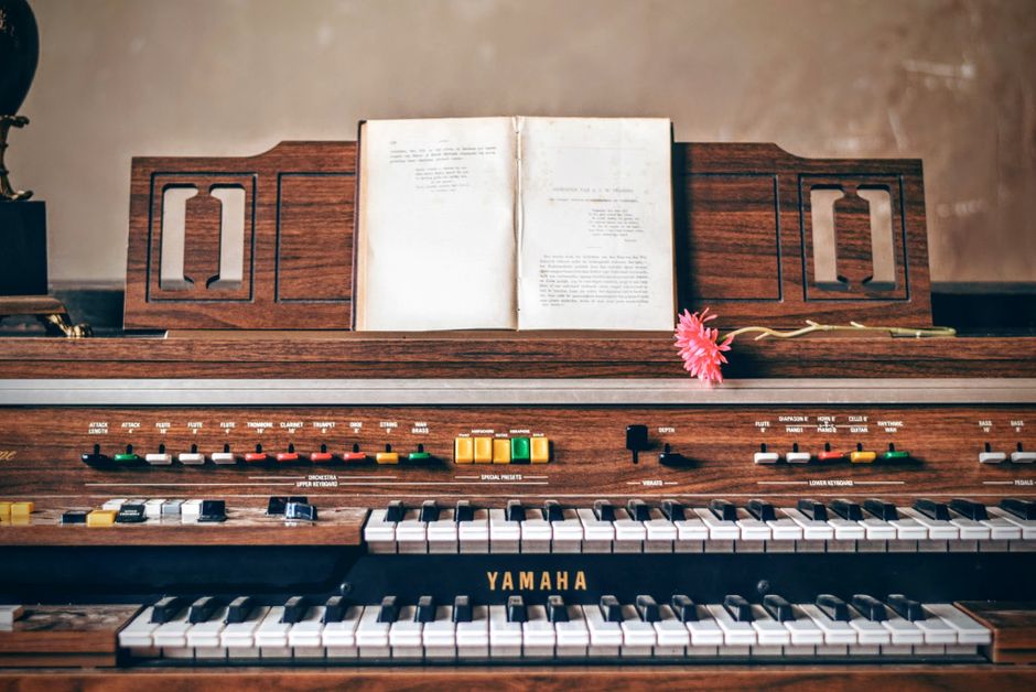 Piano de cola en un estudio de grabación profesional