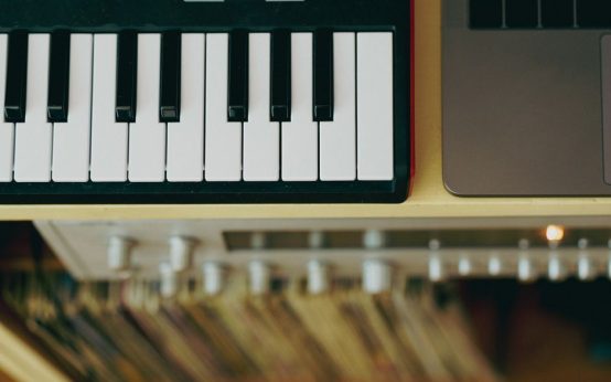 Estudio de grabación con sintetizadores analógicos vintage y equipos de los años sesenta