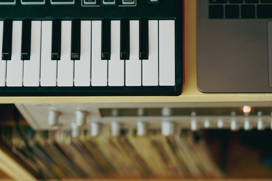Estudio de grabación con sintetizadores analógicos vintage y equipos de los años sesenta