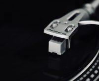 Tocadiscos reproduciendo un vinilo, evocando la nostalgia del formato analógico