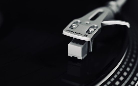 Tocadiscos reproduciendo un vinilo, evocando la nostalgia del formato analógico