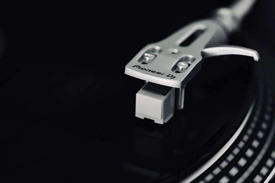 Tocadiscos reproduciendo un vinilo, evocando la nostalgia del formato analógico