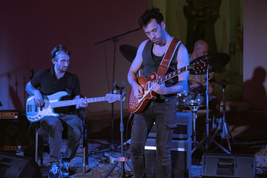 Escenario de festival indie con luces y ambiente nocturno al aire libre