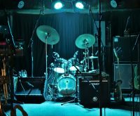 Imagen ilustrativa. Escenario vacío de sala de conciertos con iluminación tenue