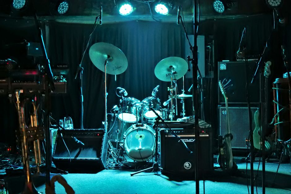 Imagen ilustrativa. Escenario vacío de sala de conciertos con iluminación tenue