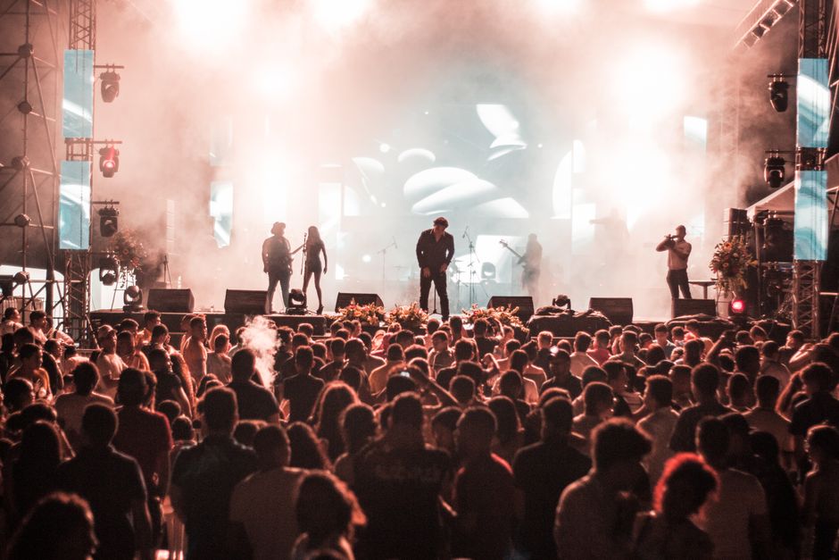 Escenario de festival de música independiente al aire libre con público