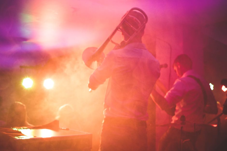 Escenario de concierto pop con luces vibrantes y atmósfera envolvente