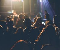 Ambiente de concierto con multitud y luces de escenario