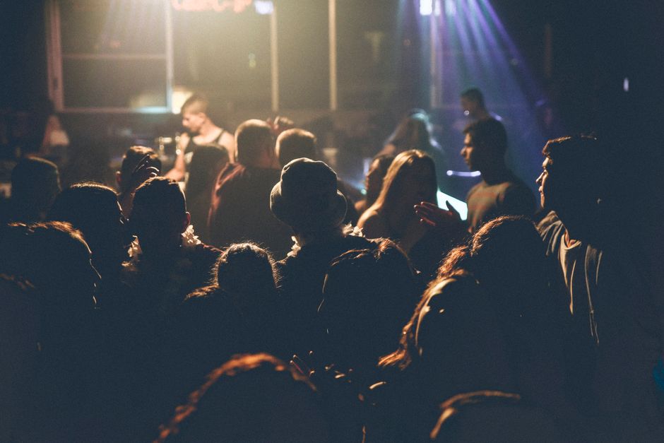 Ambiente de concierto con multitud y luces de escenario